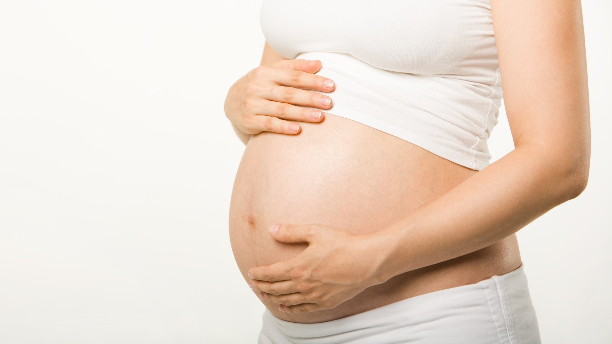 Nếu có quyết định bọc răng sứ, các bà bầu nên tham khảo ý kiến bác sĩ sản khoa nhé.